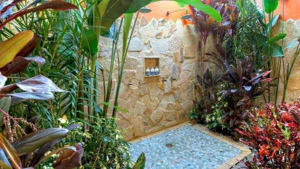 Rio Celeste Hideaway Hotel outdoor shower in the rainforest