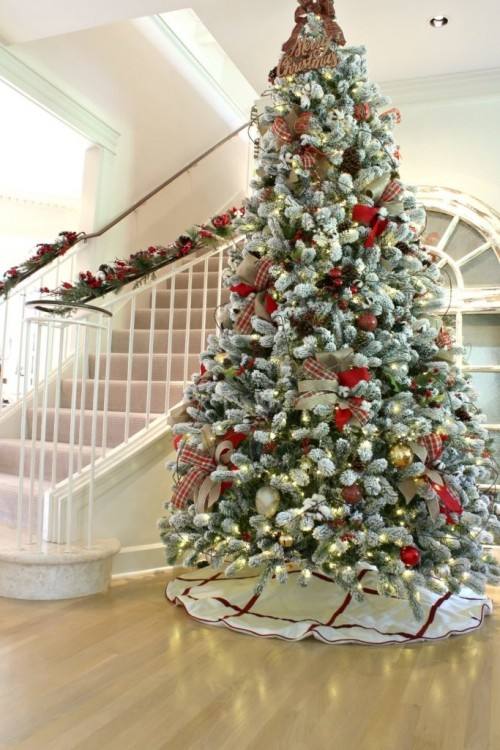 Easy and inexpensive way to make your Christmas tree burst in glam and style!