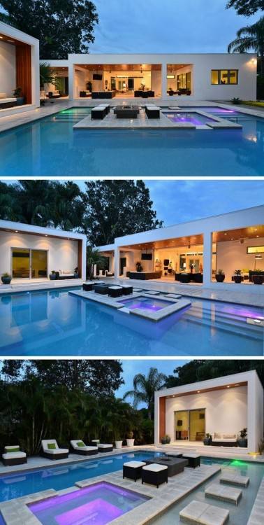 Midcentury Modern pool designs: The minimalist lines of the Midcentury Modern home are duplicated in the offset swimming pool design