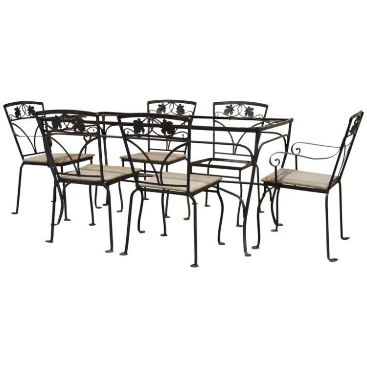 Beautiful seven piece patio set in the maple leaf group design