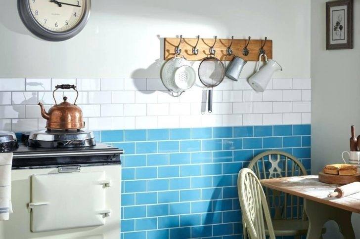 Want to give your boring kitchen an exciting modern makeover? Make sure that you create harmony between the subtle décor and vibrant features in such a way