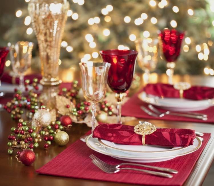 A Christmas feast is imperfect without a proper table decoration, isn't it?  No matter how beautifully