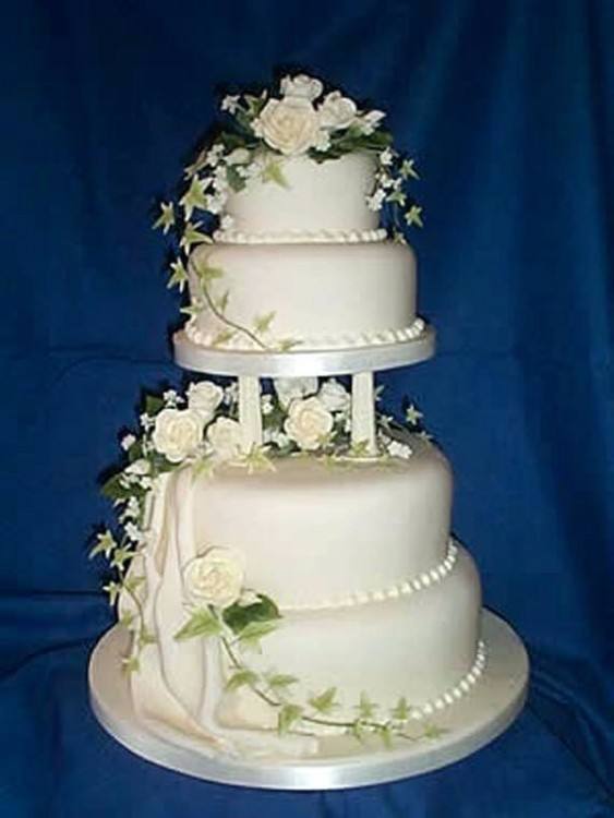 How to DIY Your Wedding Cake with Fresh Flowers | www