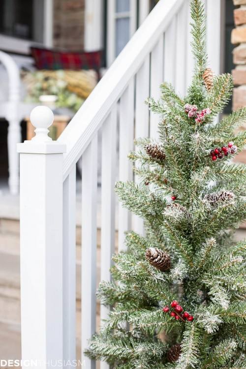 If you are looking for a more minimal Christmas decor, then look no further  than these Christmas front porch ideas from 'Crazy Chic Design'