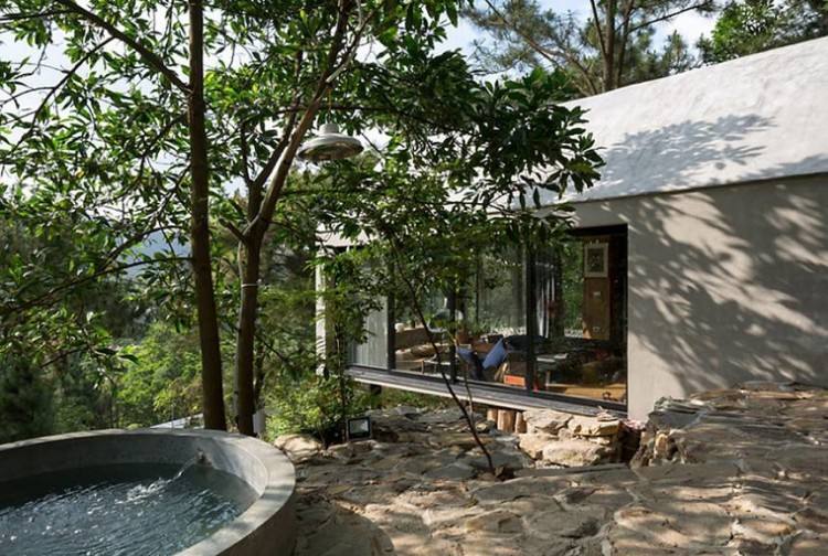18 Modern Houses In The Forest | This secluded house makes the most of the  surrounding forest and captures the views of the nearby bay