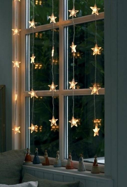 20) Hanging Stars For A Beautiful Christmas Window