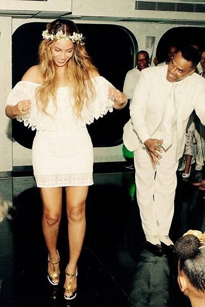 Beyonce appeared in a wedding gown for 'Ave  Maria' and