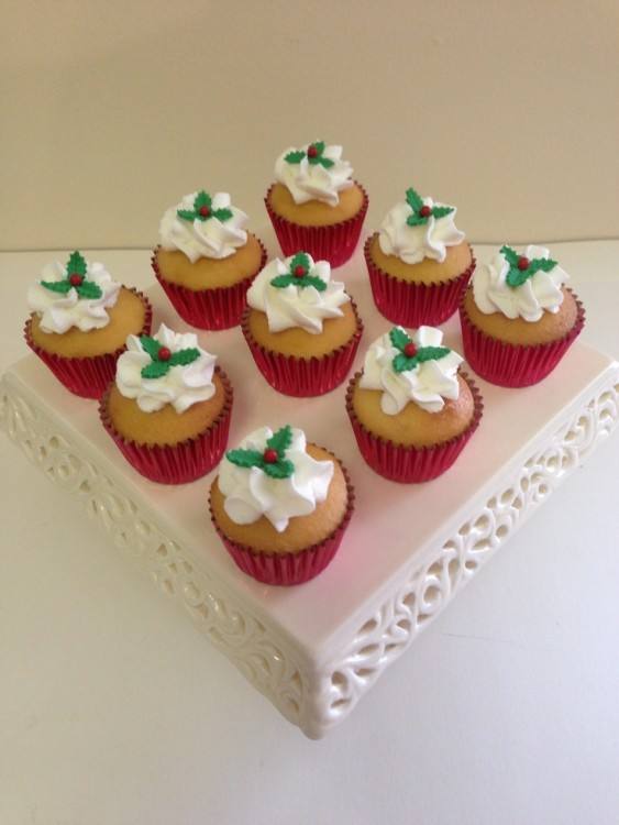 Christmas Cakes I want to try these!! Holiday CupcakesMini CupcakesChristmas MinisChristmas IdeasChristmas Cake DecorationsChristmas
