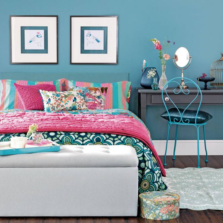This fainting couch bed is stylish and inviting
