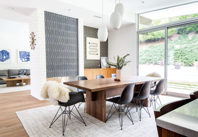 In this impossibly chic dining room