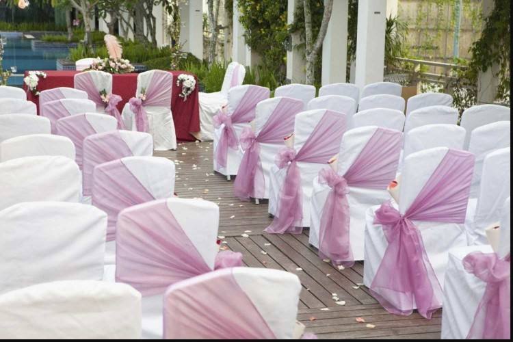 Chances are your wedding guests have attended a zillion of weddings and  while you fish around for trending decorative ideas for the hatke touch,